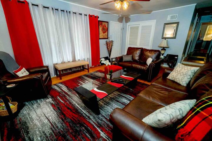 Edward's Place 3 BR / 6 beds and 1.5 bath in Town