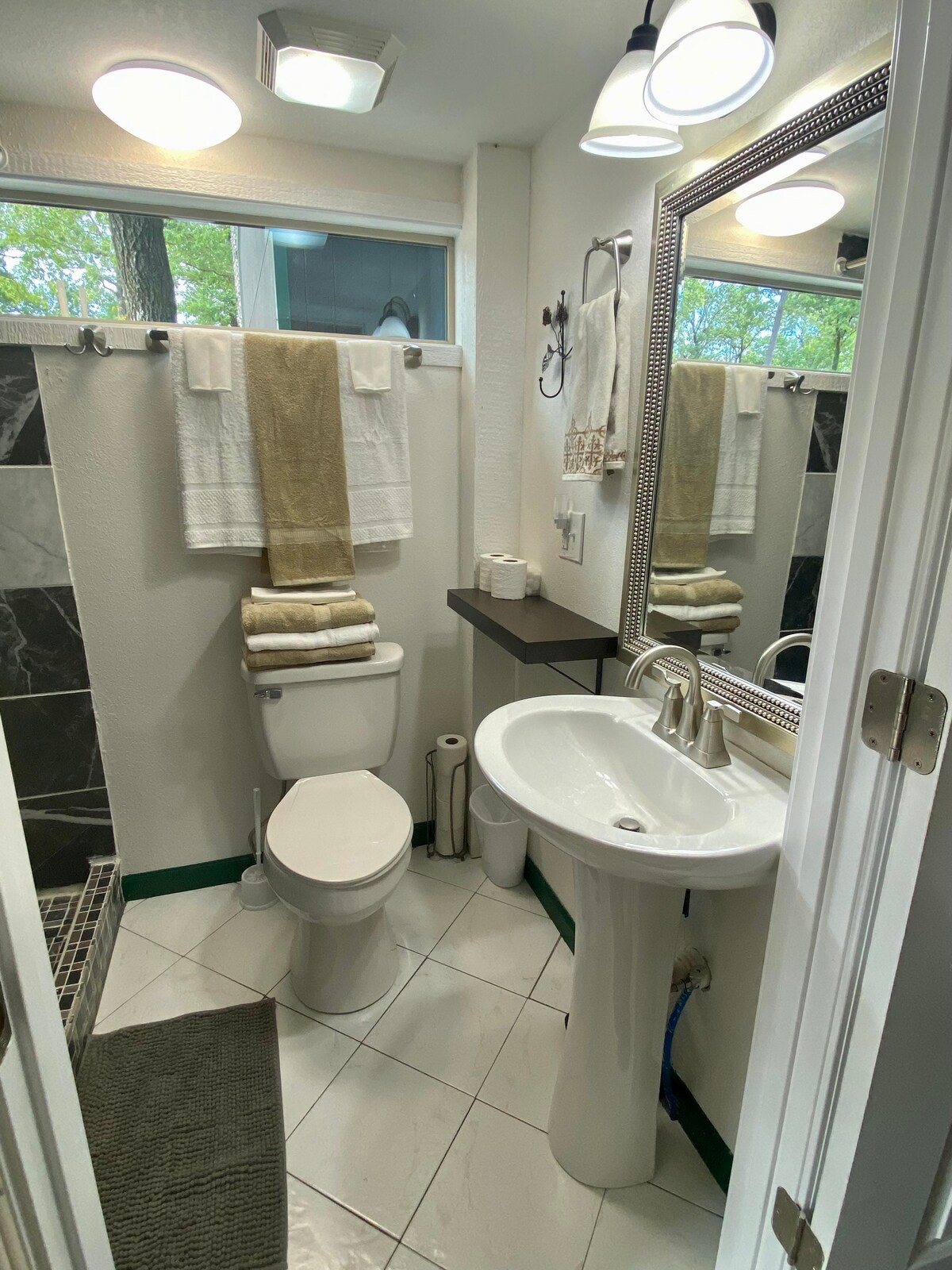 Full bathroom image 1