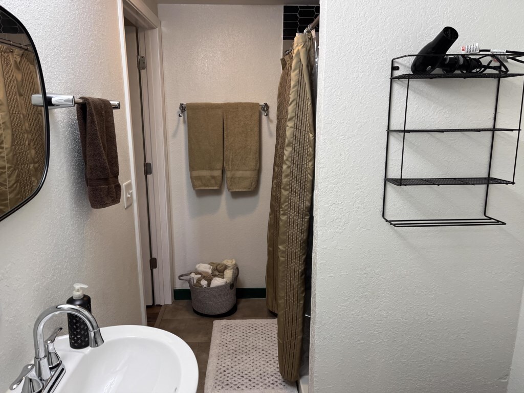 Full bathroom image 1