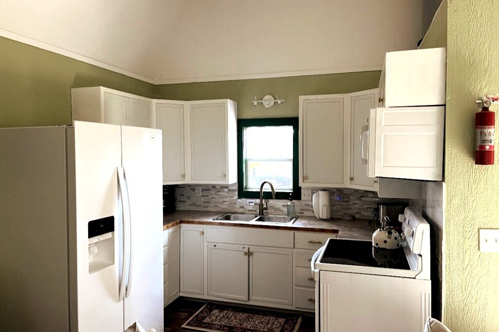 Full kitchen image 1