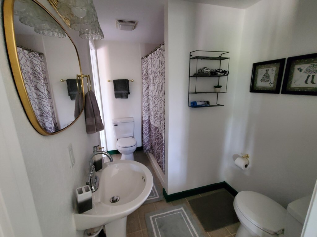 Full bathroom image 2