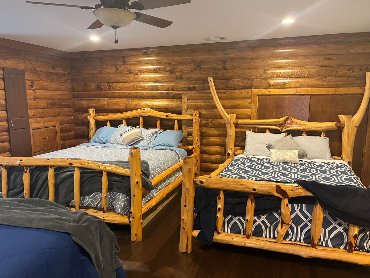 2 Queens and one full bed