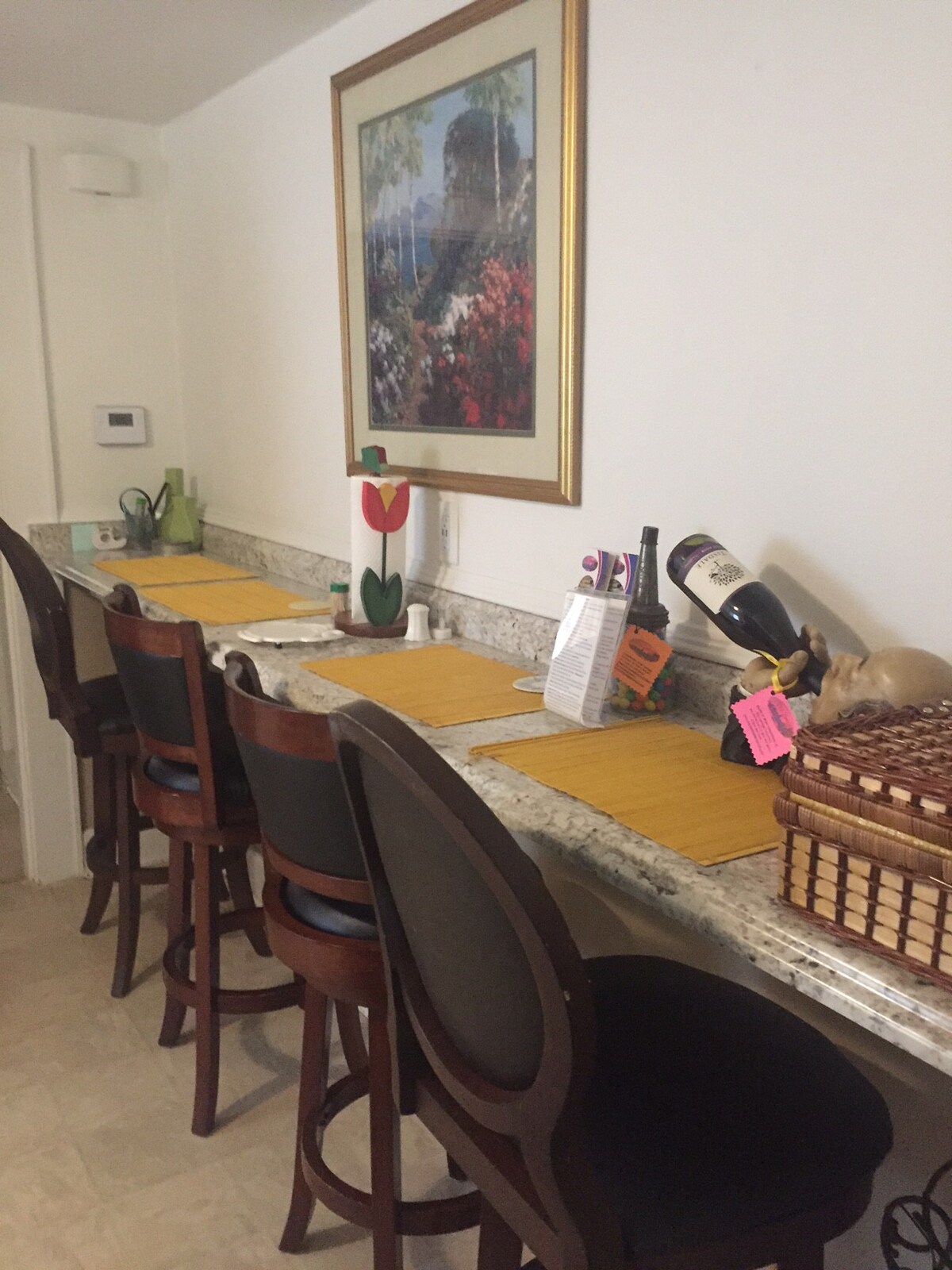 Eating Bar for 4 guests. Beware the 'Butler' doesn't down your wine ! There's a Picnic Basket awaiting you putting your goodies in it & a map to some close-by destinations.