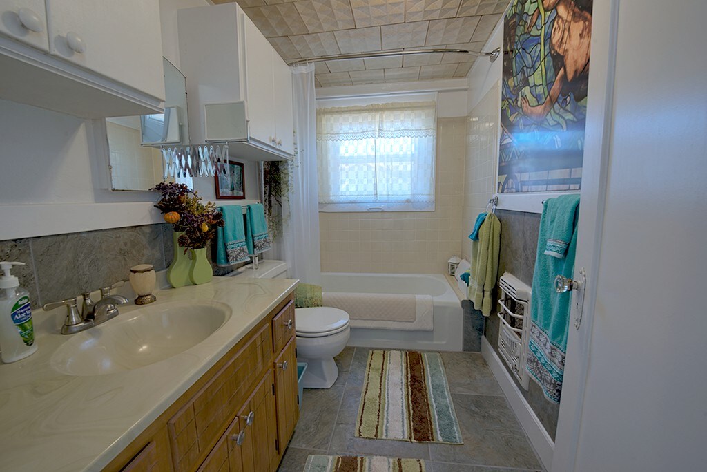 Tub/Shower, with Mural of a stained glass ceiling in one of the bathhouses, in the Bathroom.