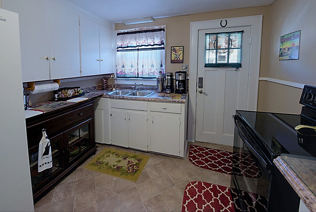 Altus, AR wine themed Kitchen with door to side porch & rear parking.