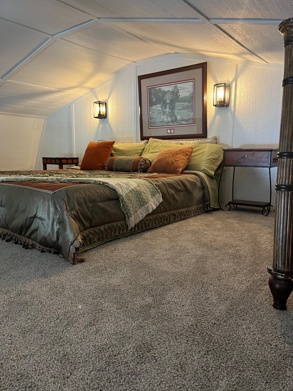 Cabin 7 loft king bed. This bed is SO So So comfortable! Love sleeping in this bed. 

Sheets are washed and sanitized and dried between guest!